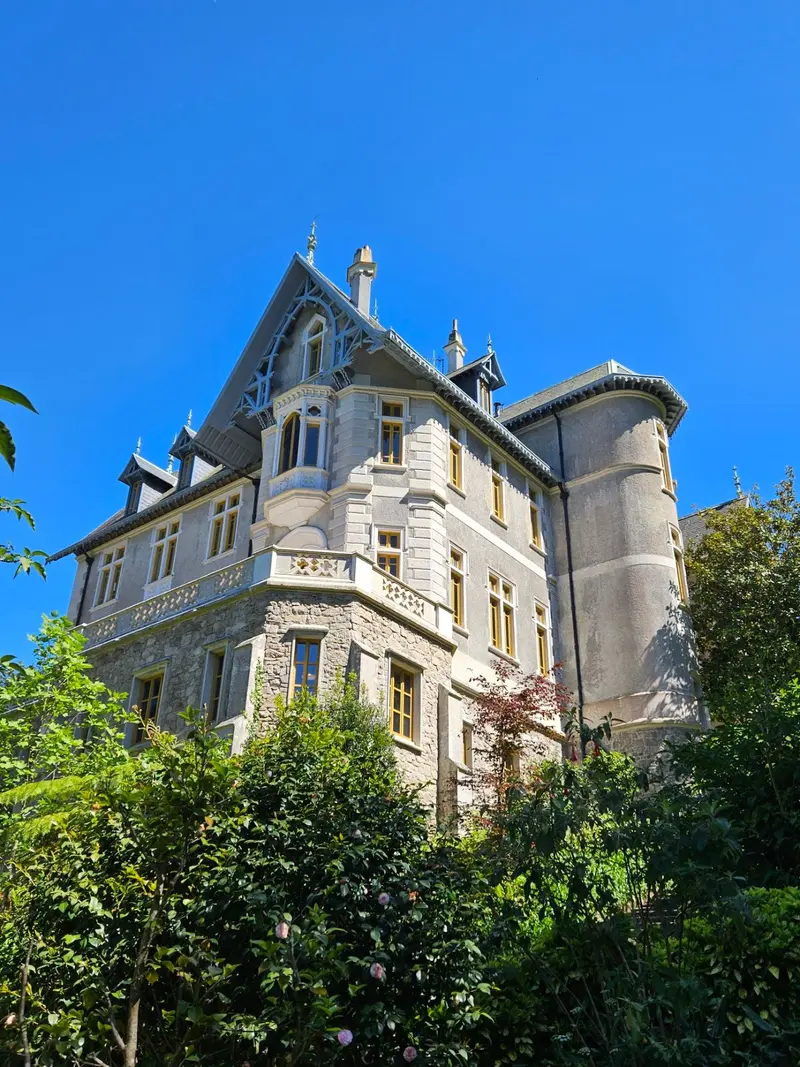 Fachada neogótica do Palácio Biester em Sintra com torreão e janelas ogivais