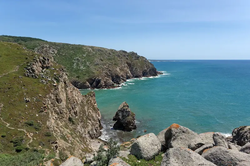 Falésias do Cabo da Roca sobre o oceano Atlântico ao pôr do sol