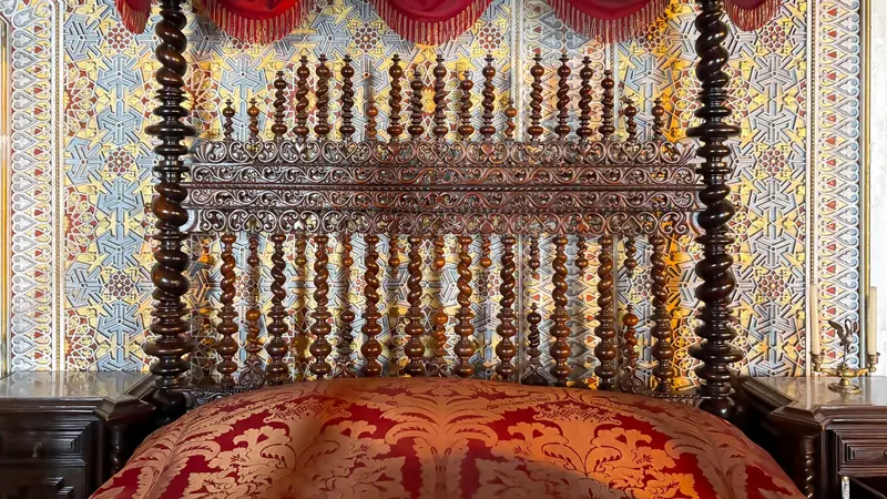 Pormenor decorativo de um quarto do Palácio da Pena com estuques e papel de parede de época