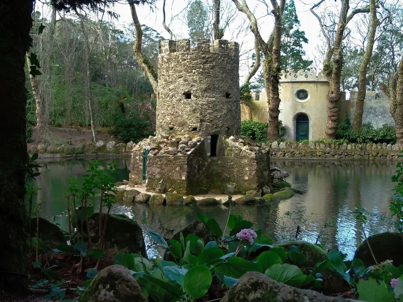 Lago no Parque da Pena com uma pequena torre de pedra refletida na água