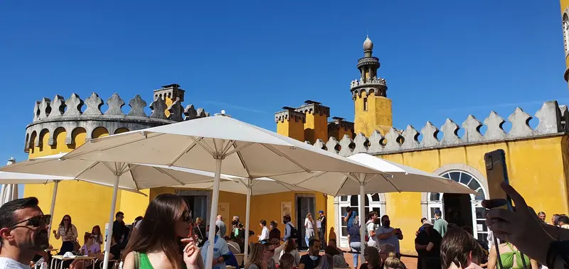 Terraço do Palácio da Pena com merlões amarelos e a esplanada ao ar livre de Sintra