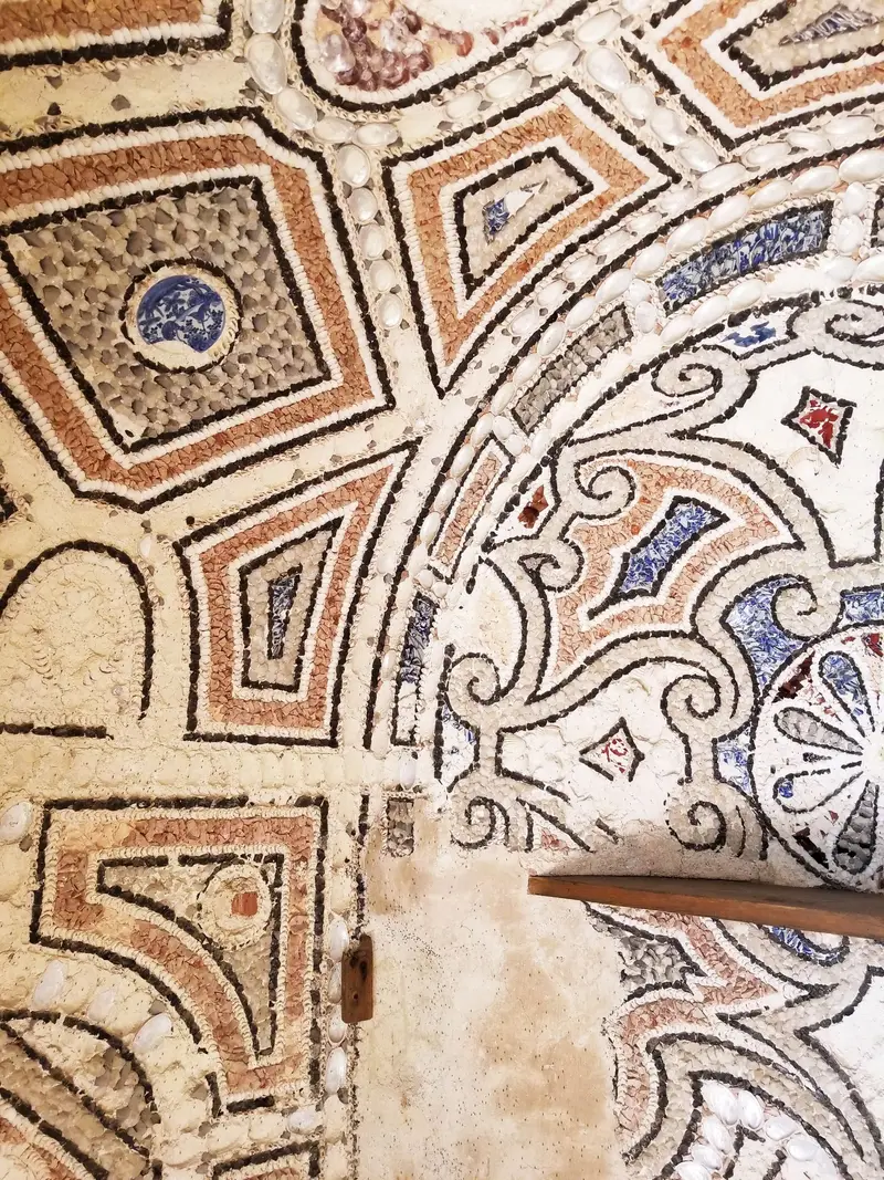Parede interior do Palácio da Pena com pintura decorativa de padrão geométrico