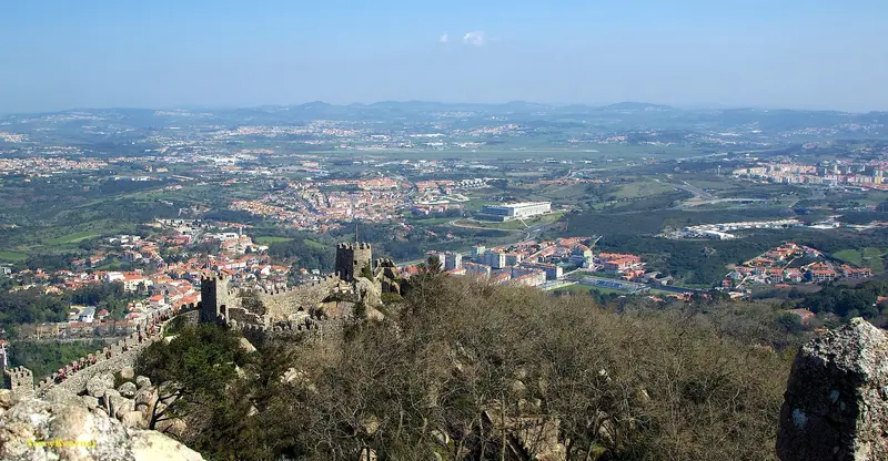 Vista aérea da serra de Sintra com nevoeiro entre a floresta
